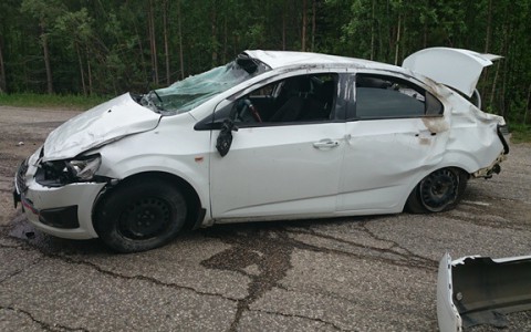 В Коми молодой водитель на «Шевроле» перевернулся на дороге: он сломал позвоночник