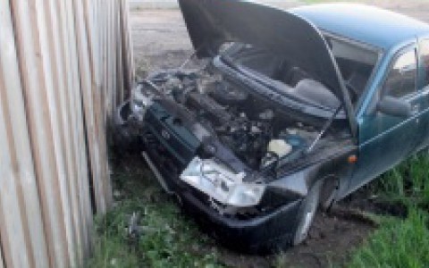 В Коми «десятка» врезалась в складские помещения: водитель госпитализирован