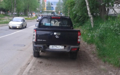 «Плевать на всех, я паркуюсь, как хочу»: сыктывкарские автохамы перегораживают дорогу пешеходам