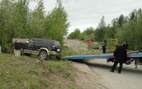 В Коми пьяный водитель на внедорожнике врезался в железобетонную опору (фото)