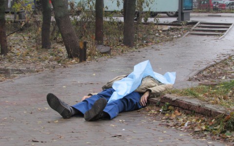 В Сыктывкаре мужчина выпал из окна, жена напилась, а сын устроил вечеринку в квартире