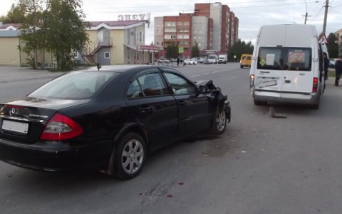 В Коми «Мерседес»  врезался в стоящий микроавтобус