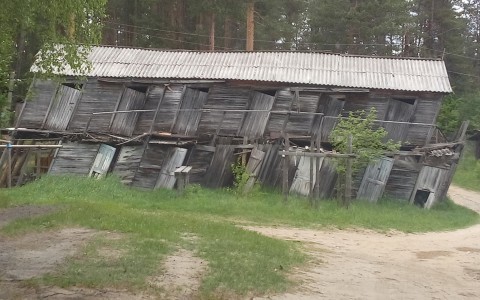 В поселке под Сыктывкаром сарай наклонился, как Пизанская башня (фото)