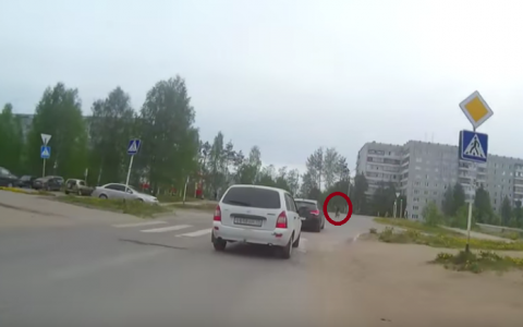 В Сыктывкаре тонированный «Lacetti» вылетел на велосипедиста (видео)