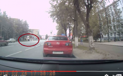 В центре  Сыктывкара машина на скорости «легла» на бок (видео)