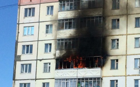 В Сыктывкаре горит многоквартирный дом (фото)