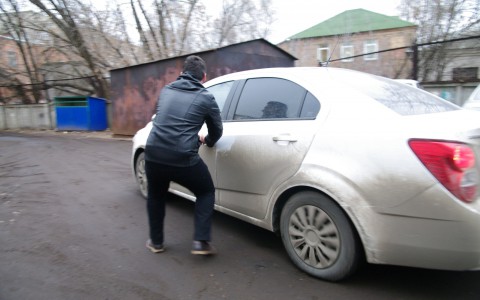 В Сыктывкаре средь бела дня угнали иномарку