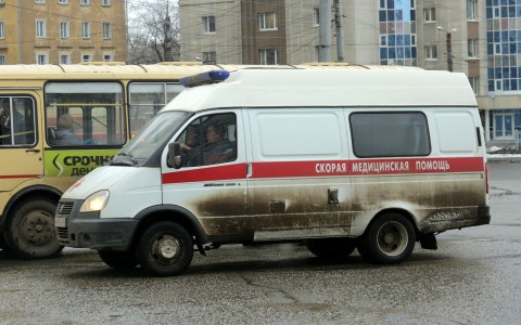 В Коми спасатели забрались на балкон по автолеснице, чтобы помочь дедушке с инсультом