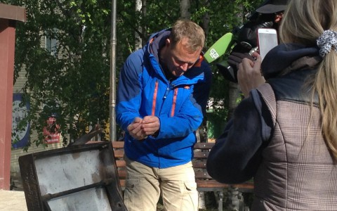 Телеведущему Джону Уоррену показали содержимое «Купеческого сундука» в Сыктывкаре