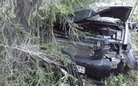 В Коми водитель без прав на «Мазде» улетел в кювет (фото)