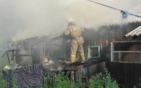 В Коми огонь уничтожил жилой дом: спасли двух человек
