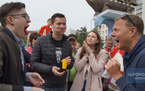 На турнире по поеданию шанег в Сыктывкаре телеведущий Джон Уоррен заглядывал участникам в рот (фото, видео)