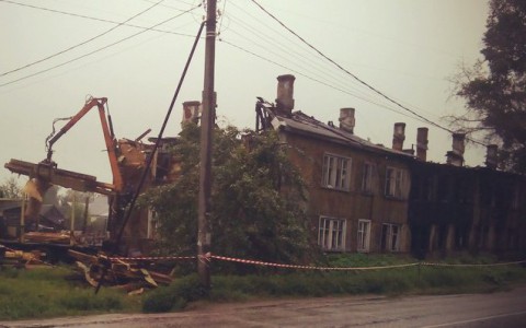 В сыктывкарском микрорайоне Лесозавод начали сносить сгоревшие дома (фото)