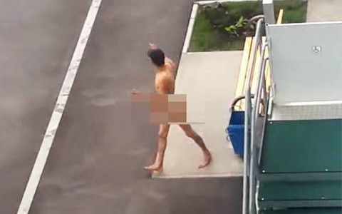 Голый мужчина бегал по детской площадке и кричал, что он не наркоман