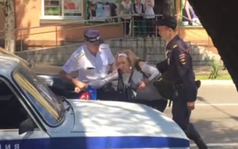 В Туапсе полицейские выкручивали руки беременной женщине