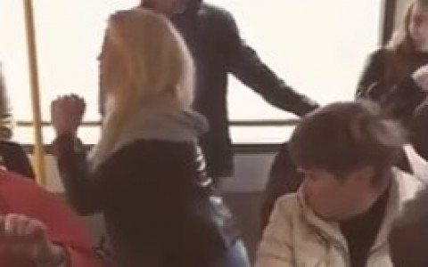В сети появилось видео, как сыктывкарка качает ягодицы в автобусе и магазине