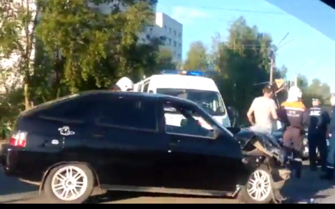 В Эжвинском районе Сыктывкара произошло лобовое столкновение автомобилей (видео)