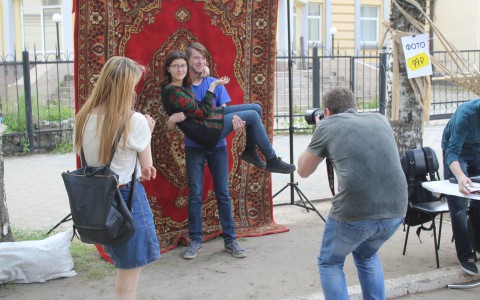 В Сыктывкаре на фестивале пешеходной улицы раздавали фото и собирали деньги (фото)