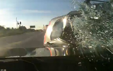 Появилось видео из «двенашки», которая на полном ходу врезалась в «Ладу Калину» в Эжве