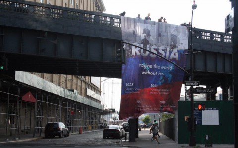 Неизвестные вывесили баннер «Россия. Представьте мир без нее» в центре Нью-Йорка
