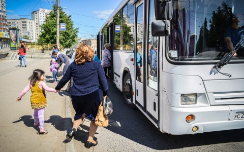 4-летняя девочка выпала из автобуса и попала под его колёса