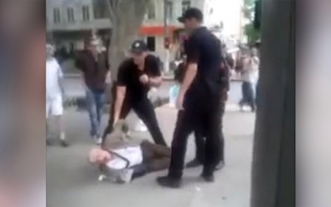 Полицейские избили дедушку-инвалида, подозревая его в краже велосипеда