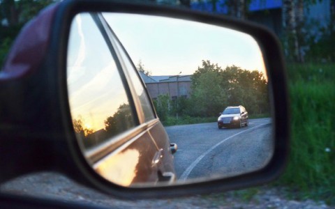 В Сыктывкаре пьяная молодежь прыгала  по автомобилям: пострадали семь авто