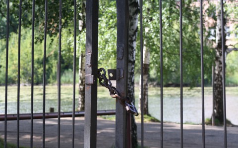 Семилетнего мальчика придавило насмерть упавшими металлическими воротами