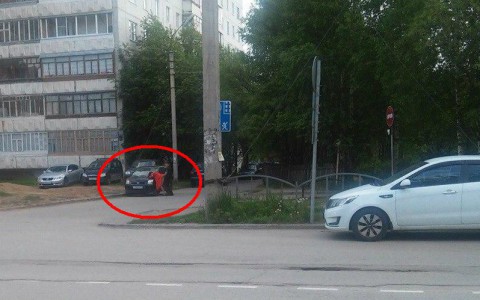 Сыктывкарцы занялись сексом  на машине прямо на глазах у прохожих