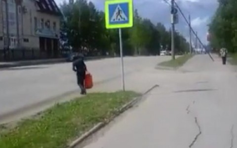 В Сыктывкаре мужчина кидался мусорками на дорогу (видео)