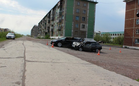 В Коми пьяный водитель протаранил припаркованную иномарку