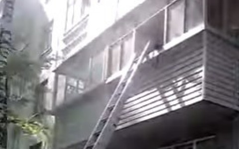 В Сыктывкаре бабушка подожгла тазик с бельем, чтобы покончить с собой (видео)