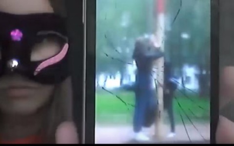 В Сыктывкаре подростки-хулиганы уничтожают детские тарзанки (видео)