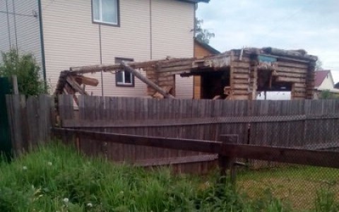 Мужчина, на которого упала стена дома в Сыктывкаре, находится в больнице