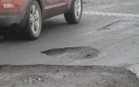 «Народный контроль»: на улице Лесопарковая в Сыктывкаре водители пробивают колеса авто