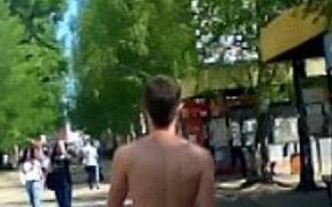 По центральной улице Сыктывкара разгуливал абсолютно голый мужчина (фото)