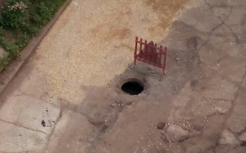 В центре Сыктывкара оставили открытым канализационный люк (фото)