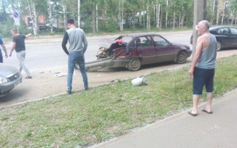 Появились фото с места ДТП, где пьяный водитель протаранил пять авто в Сыктывкаре