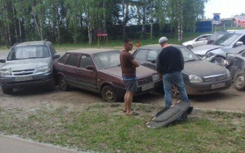 ДТП с участием шести машин в Сыктывкаре: протараненные авто были припаркованы неправильно (фото)