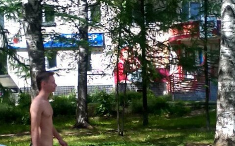 В сети появились новые фото мужчины, который разгуливал голым по Сыктывкару