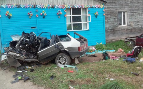 В Сыктывкаре осудили мужчину, который пьяный врезался в жилой дом на ВАЗе