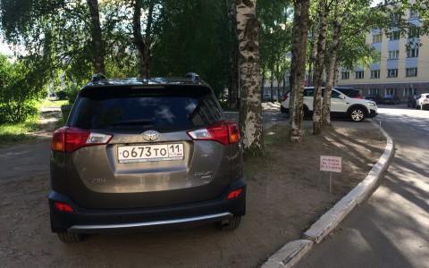 «Плевать на всех, я паркуюсь, как хочу»: сыктывкарские автохамы перегораживают дорогу мамам с колясками
