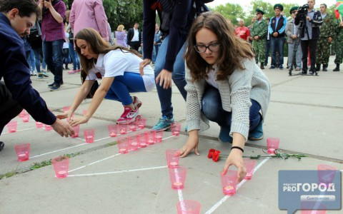 В Сыктывкаре в День памяти свечами выложили слово «Помним» (фото, видео)