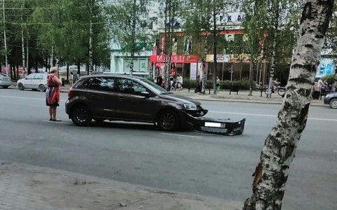 В Сыктывкаре автобус снес бампер у иномарки (фото)