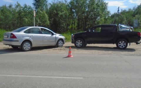 В Коми женщина за рулем «Форд Фокуса» врезалась в «Митсубиси L200»