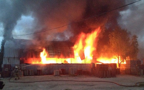 Под Ухтой сгорел металлический ангар