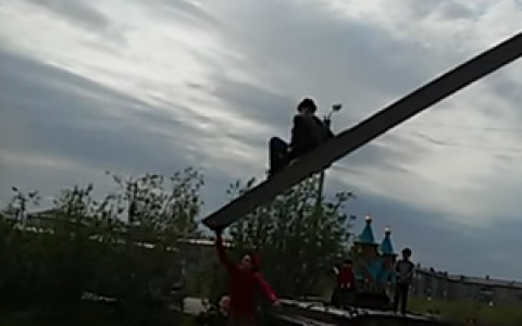В Коми дети устроили атракцион на лопастях вертолета (видео)