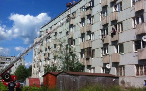 В Сыктывкаре бабушка застряла на балконе пятого этажа (фото)