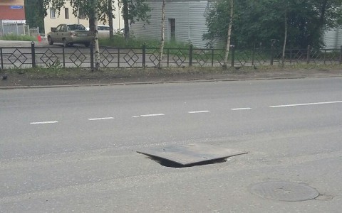 Дыра на дороге в Сыктывкаре пугает горожан