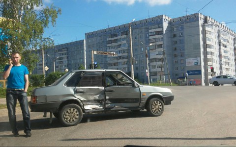 В Эжвинском районе Сыктывкара столкнулись два автомобиля (фото)